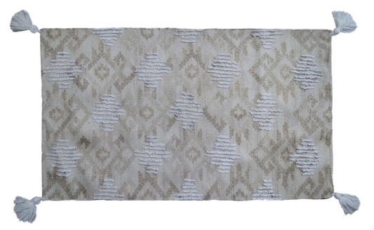 Tufted accent rug with corner tussels (25"x45")