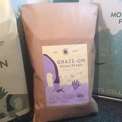Northern Crop Driers Graze-On Grass Treats 15kg | Luxury Home Accessories | Heulog Glow
