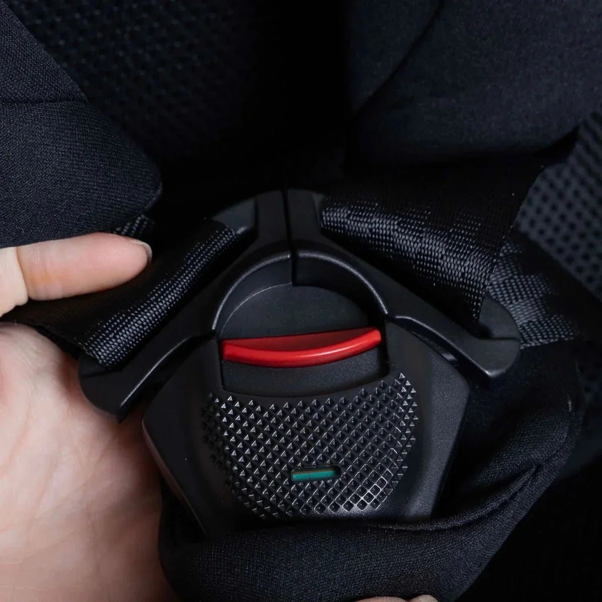 baby plus Vera Spin 360 Car Seat - Black | Luxury Home Accessories | Heulog Glow