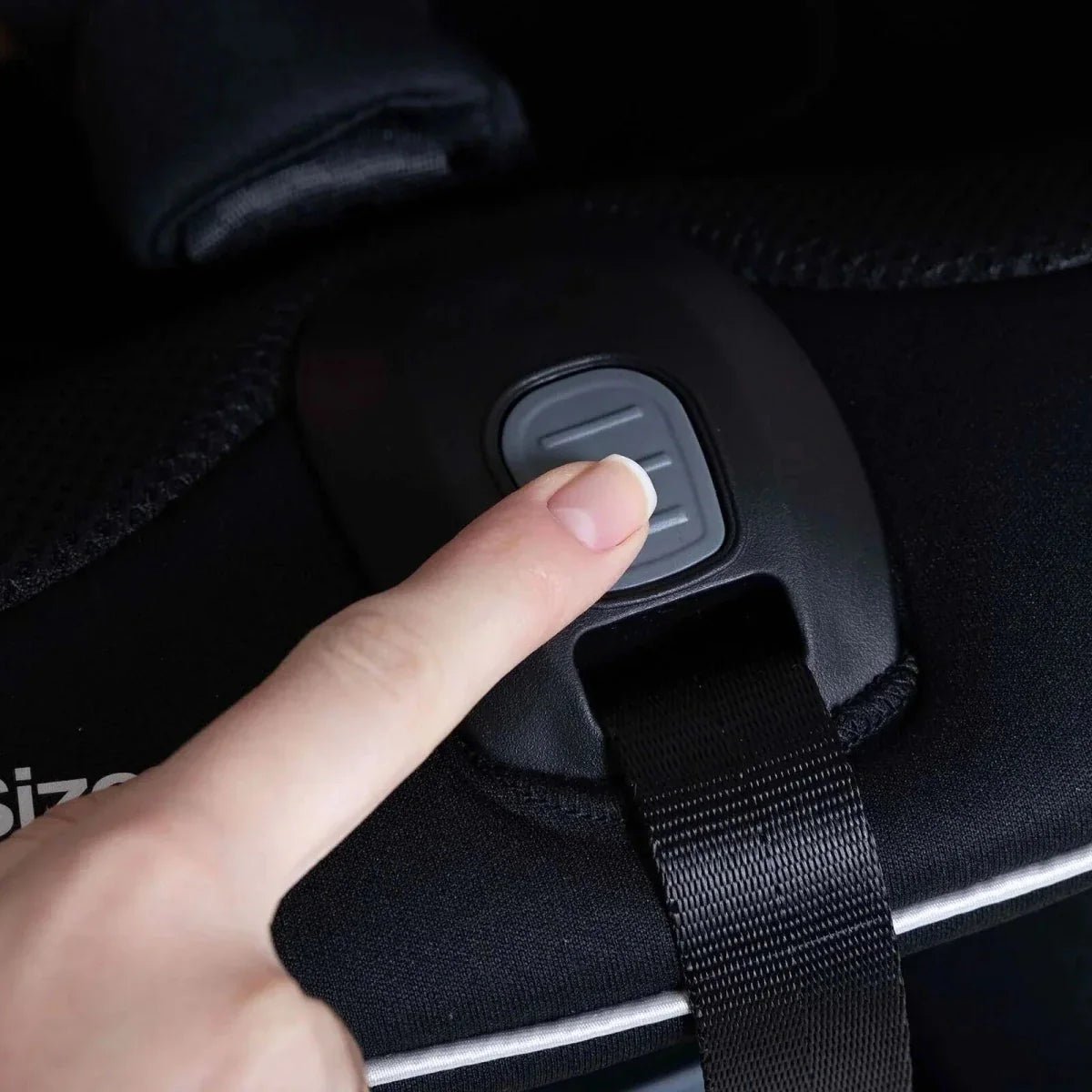 baby plus Vera Spin 360 Car Seat - Black | Luxury Home Accessories | Heulog Glow