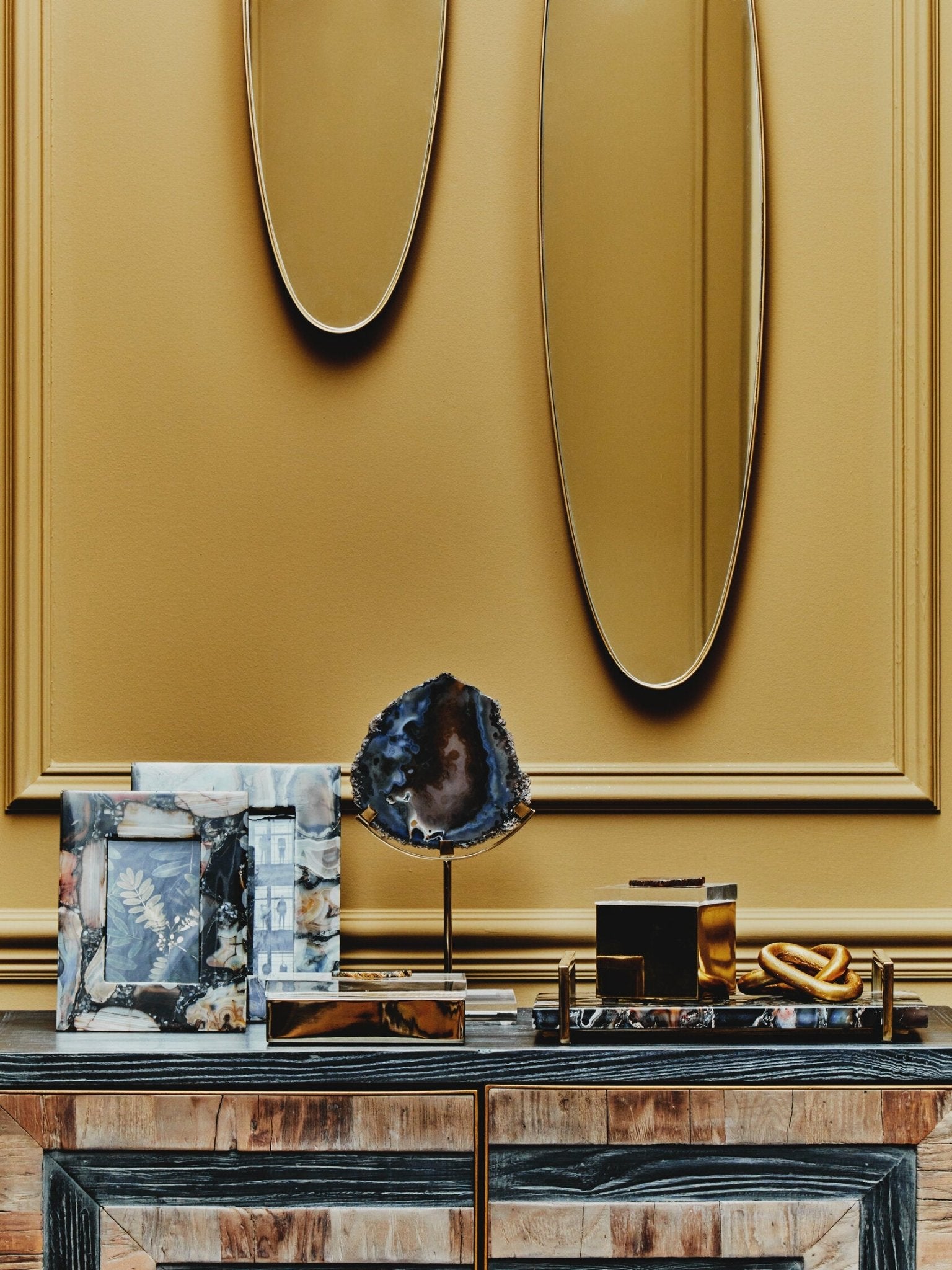 Bowerbird Black And Gold Agate Sculpture | Luxury Home Accessories | Heulog Glow