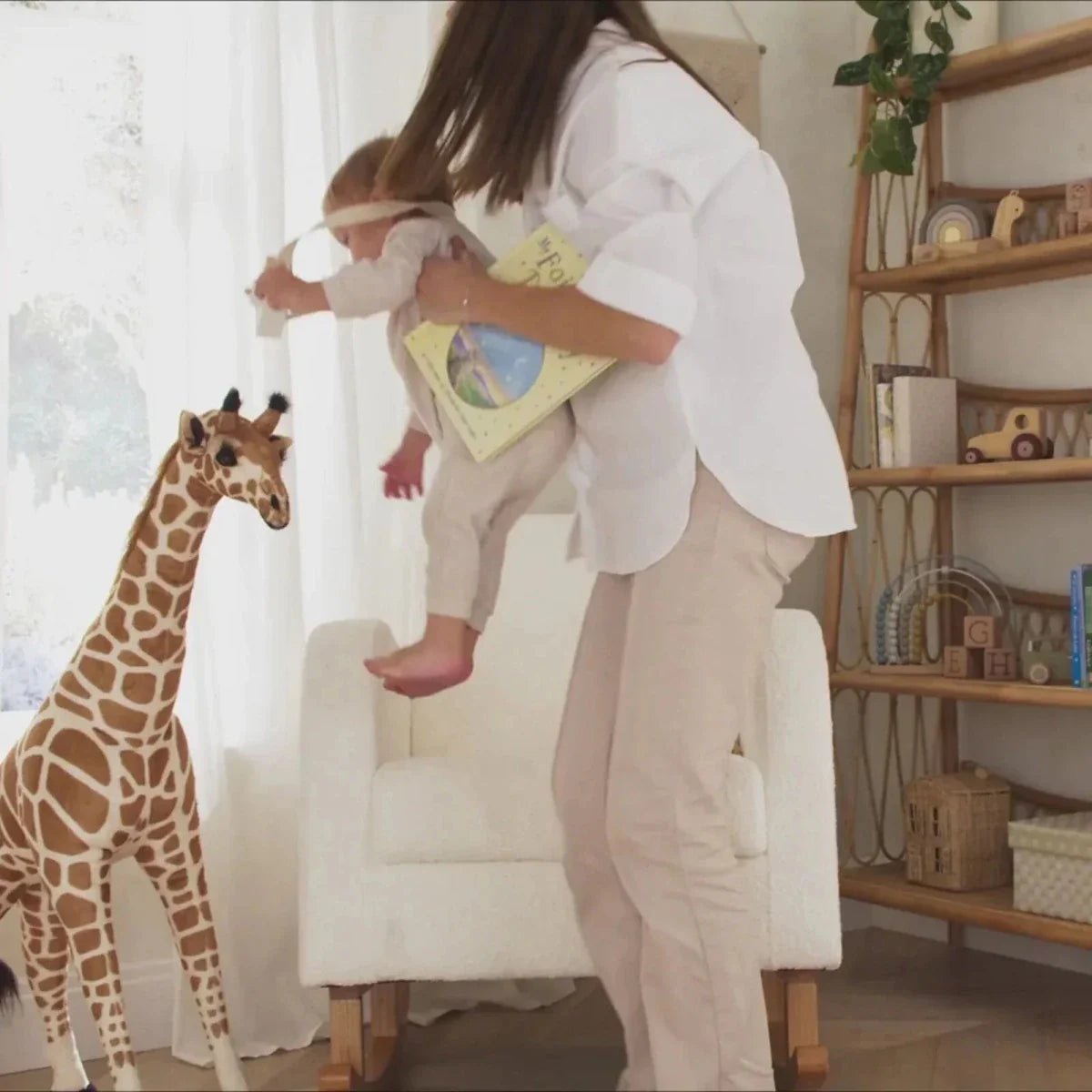 CuddleCo Small Standing Giraffe Stuffed Animal 100cm | Luxury Home Accessories | Heulog Glow