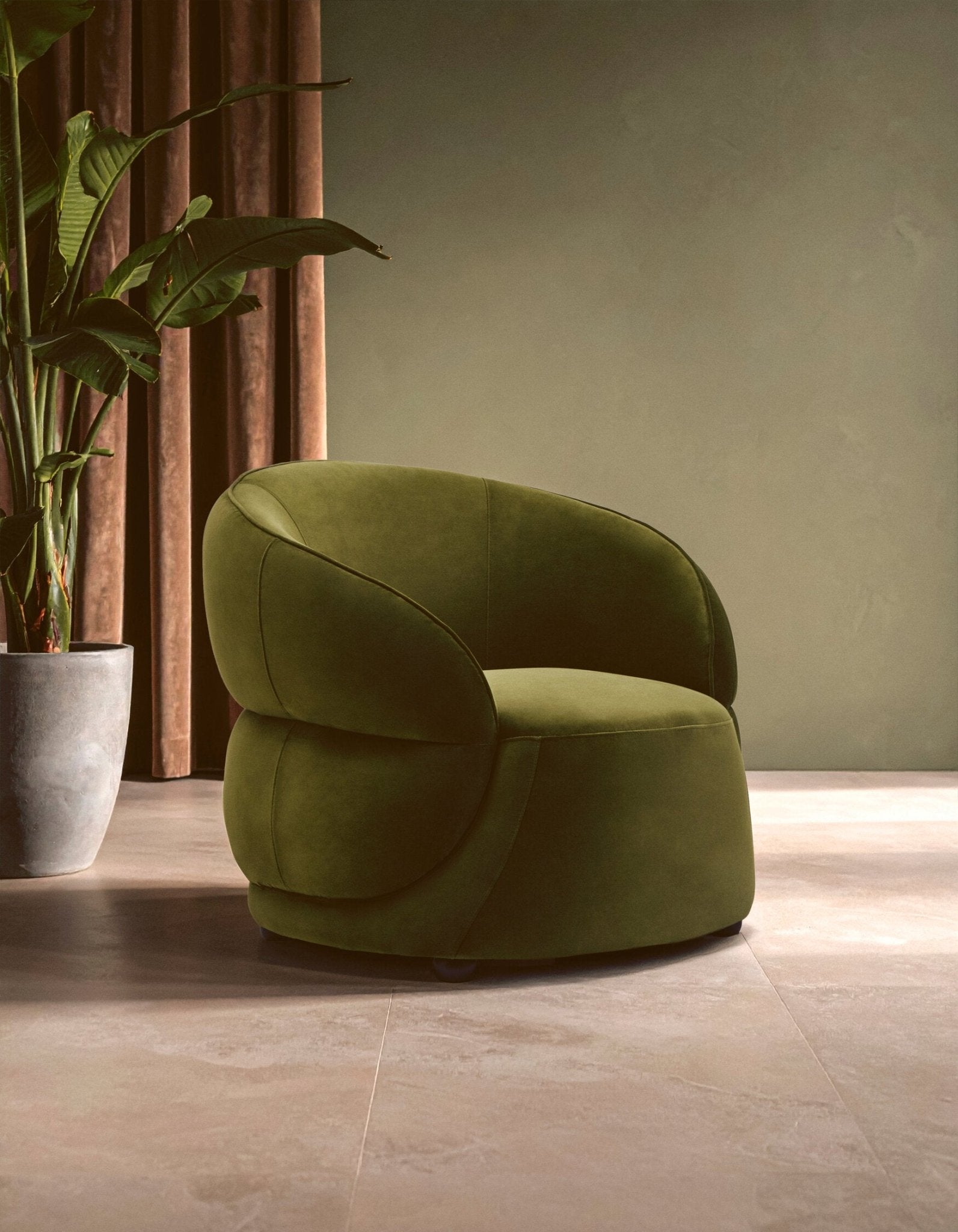 Darla Forest Green Curved Velvet Chair | Luxury Home Accessories | Heulog Glow