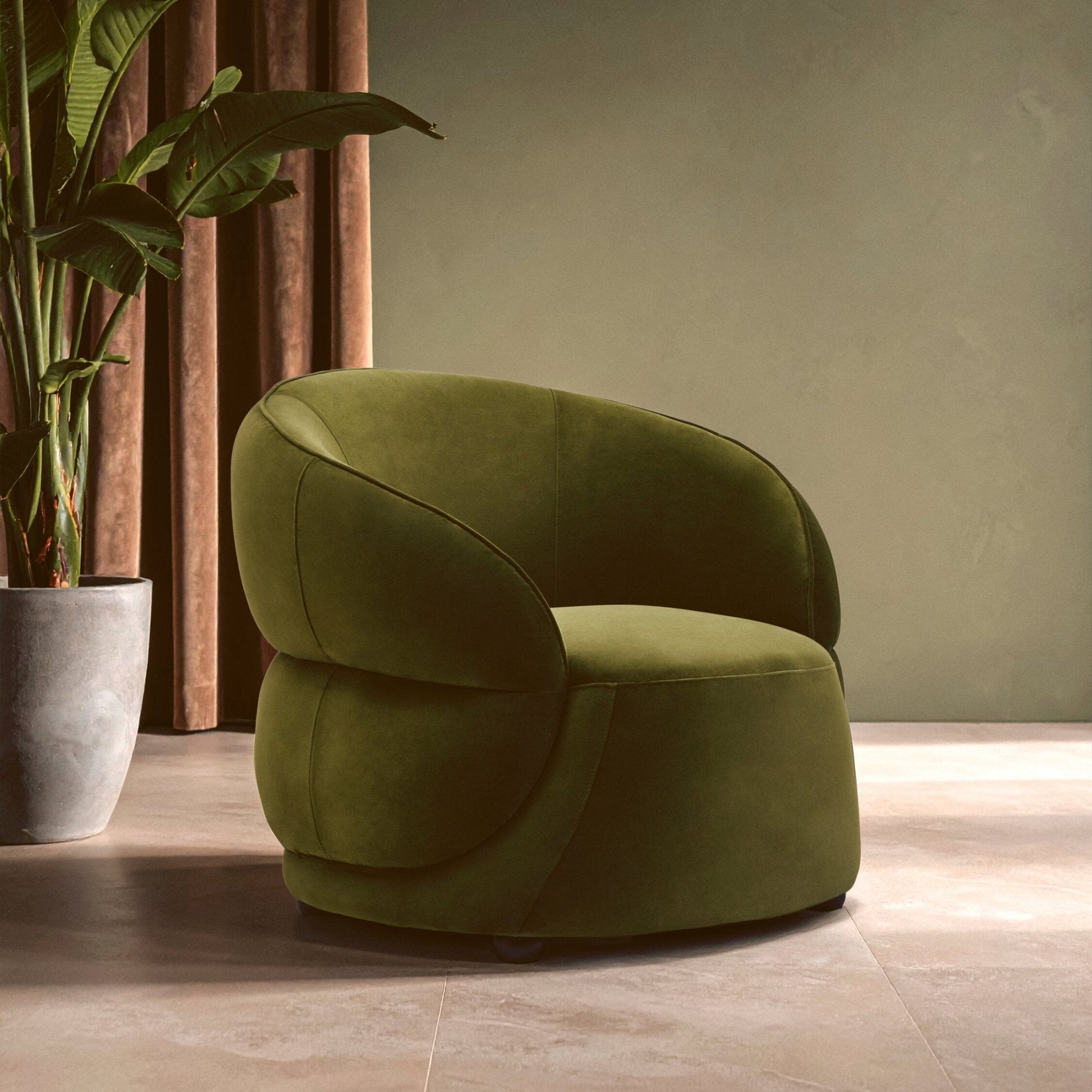 Darla Forest Green Curved Velvet Chair | Luxury Home Accessories | Heulog Glow