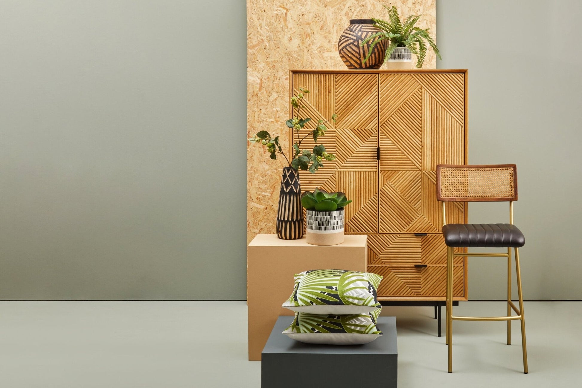 Darnell Round Natural And Black Vase | Luxury Home Accessories | Heulog Glow