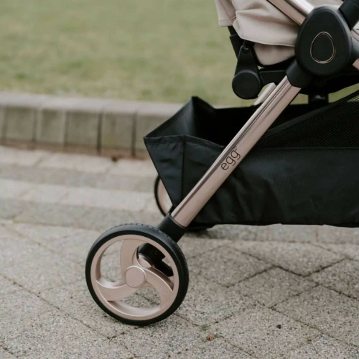 eggZ® Stroller - Carbonite | Luxury Home Accessories | Heulog Glow