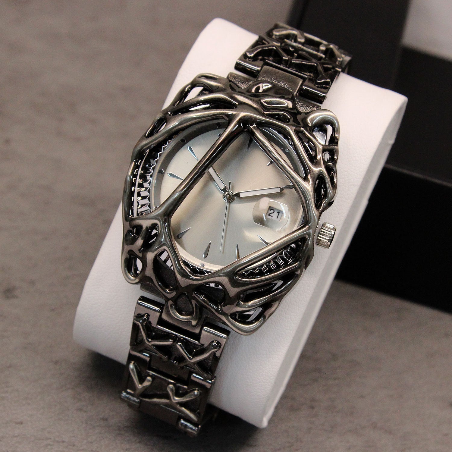 European And American Special-shaped Advanced Special-interest Design Watch | Luxury Home Accessories | Heulog Glow