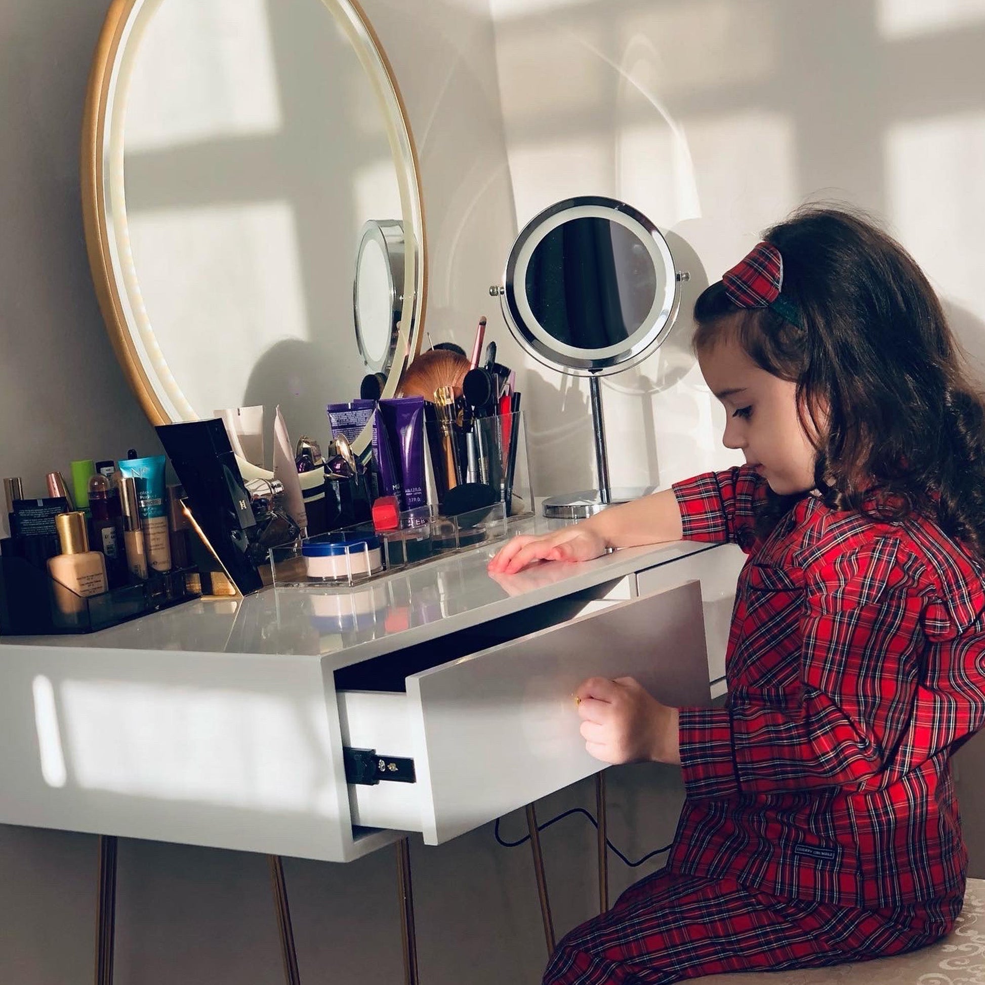 HOMCOM Dressing Table Set with LED Light, Round Mirror, Vanity Makeup Table with 2 Drawers and Cushioned Stool for Bedroom, White | Luxury Home Accessories | Heulog Glow