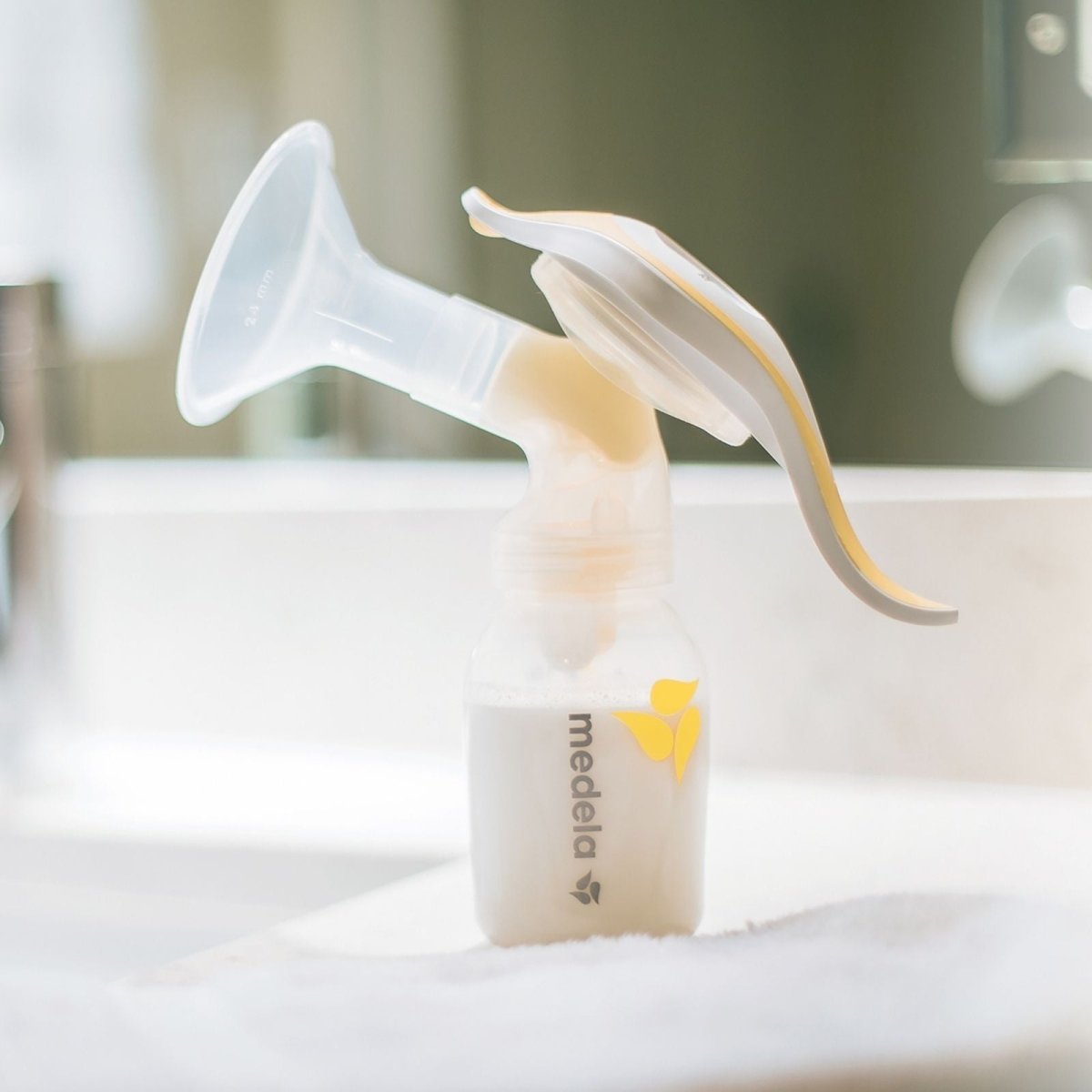 Medela Harmony Manual Breast Pump & Feed Set | Luxury Home Accessories | Heulog Glow