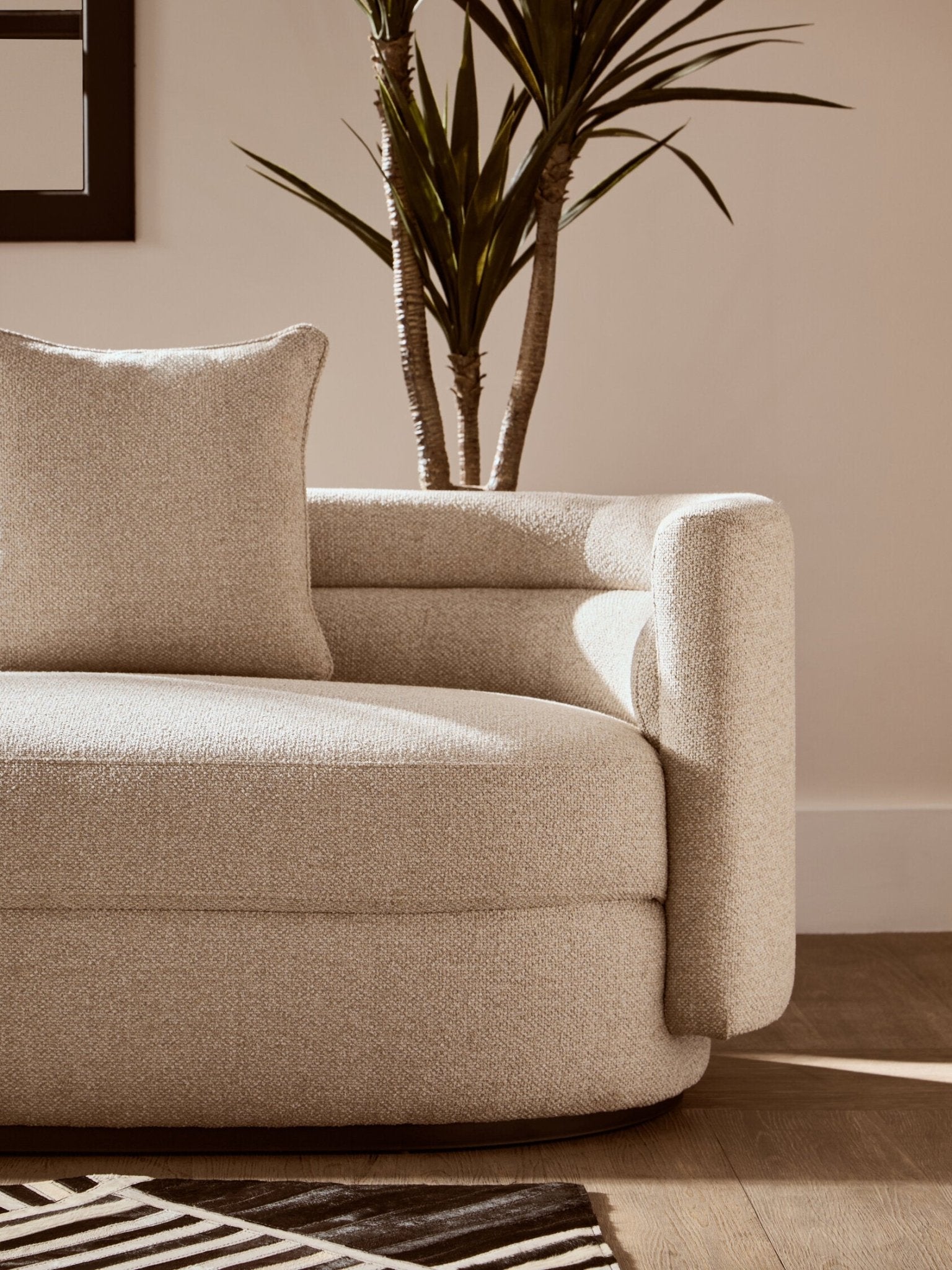 Oratino Ivory Linen 3 Seater Curved Sofa | Luxury Home Accessories | Heulog Glow