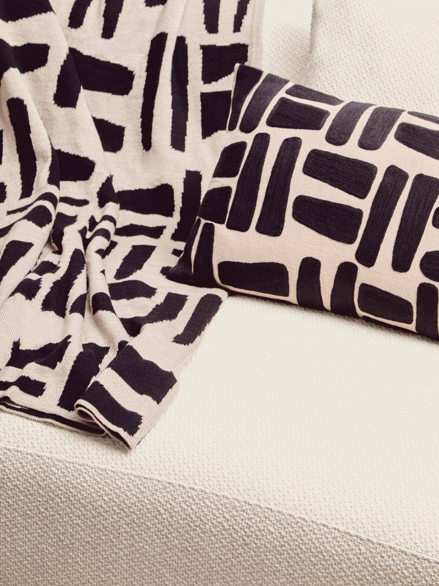 Ozzano Cream Linen 3 Seater Sofa | Luxury Home Accessories | Heulog Glow