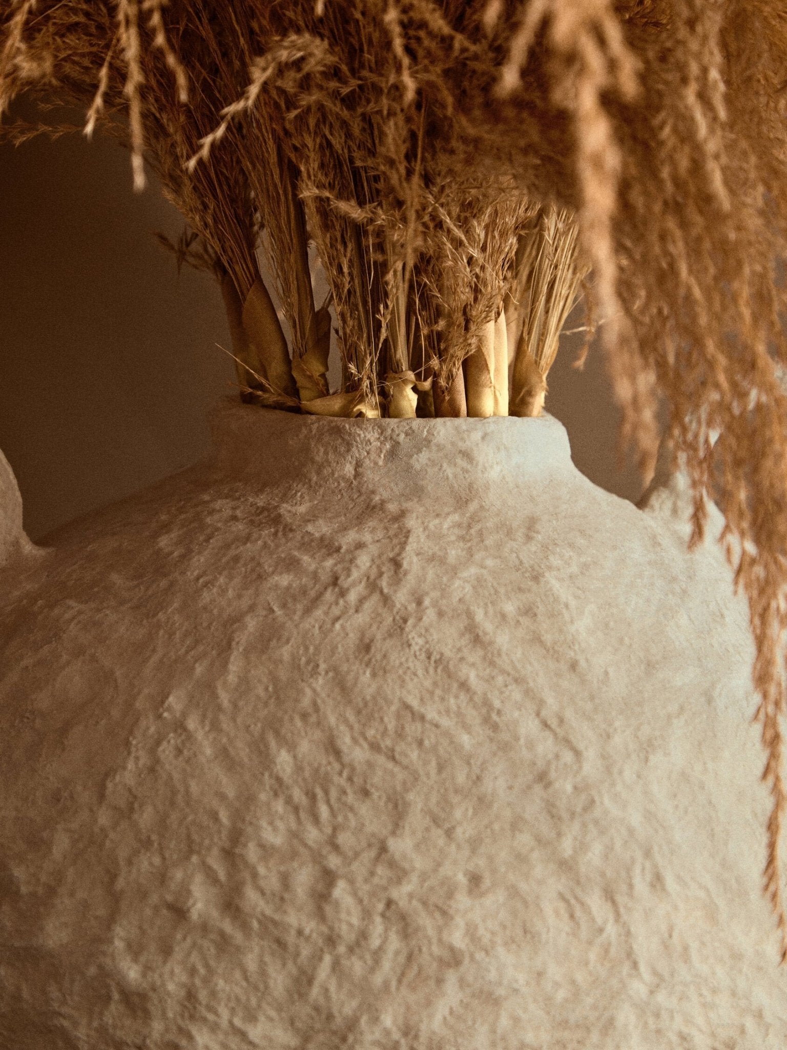 Sanai Cotton Mache Large Vase With Decorative Handles | Luxury Home Accessories | Heulog Glow